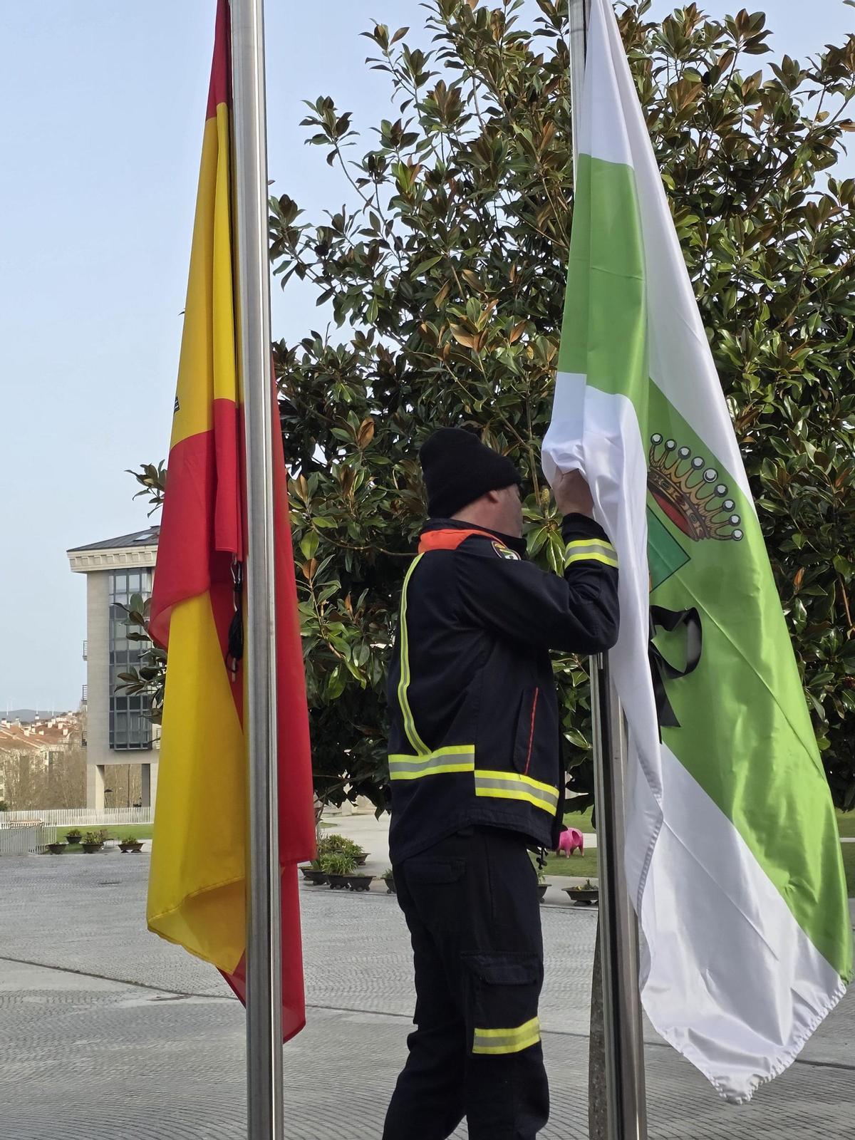 BANDERAS A MEDIA ASTA EN EL CONCELLO DE LALIN POR LA MUERTE DE FERNANDO ONEGA