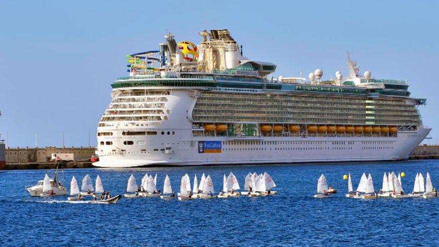 Las embarcaciones de vela ligera navegando en el puerto de Santa Cruz de Tenerife.