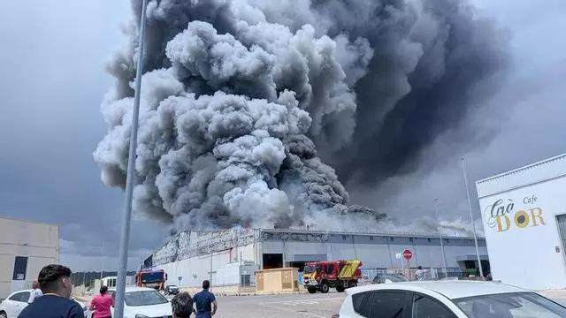 Fuego en una empresa de tratamiento de almendras de Vall d’Alba
