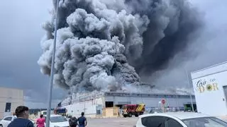 Emergencia en Vall d’Alba por un incendio en una empresa de almendras