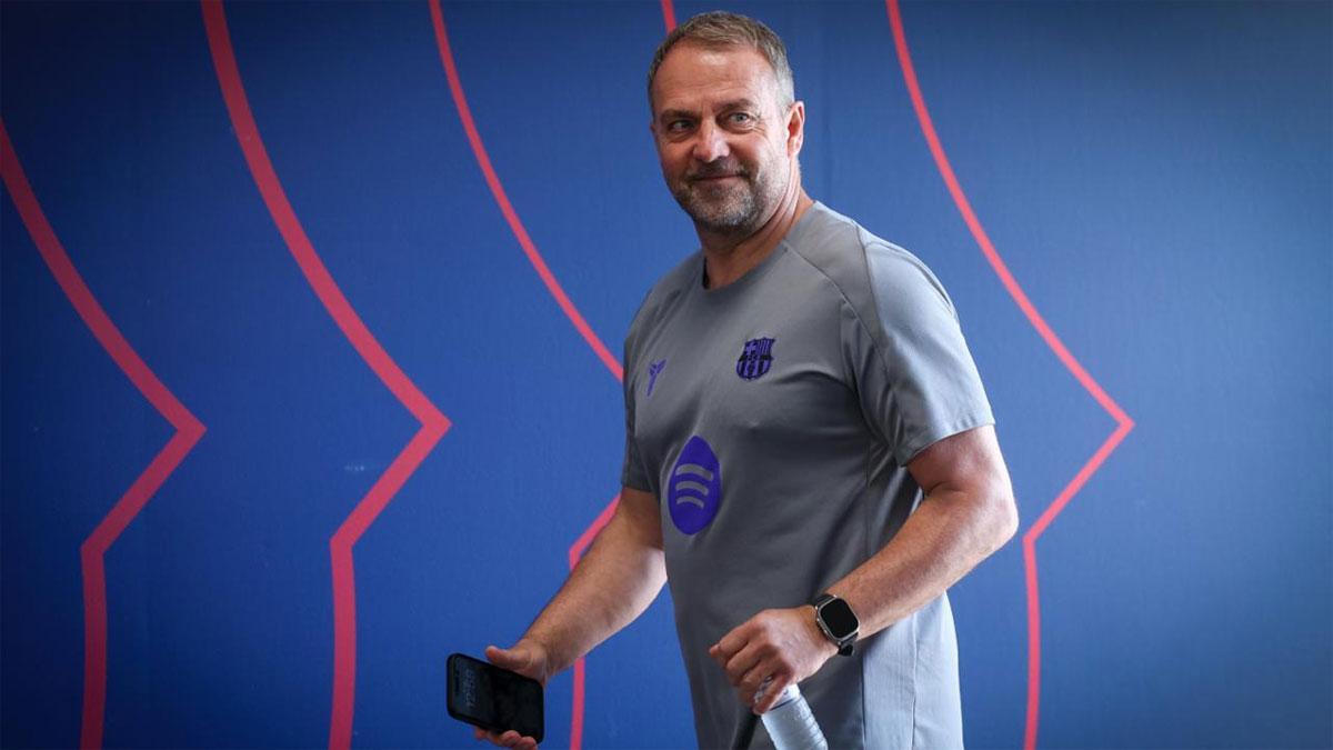 Hansi Flick, sonriente antes del Osasuna-Barça