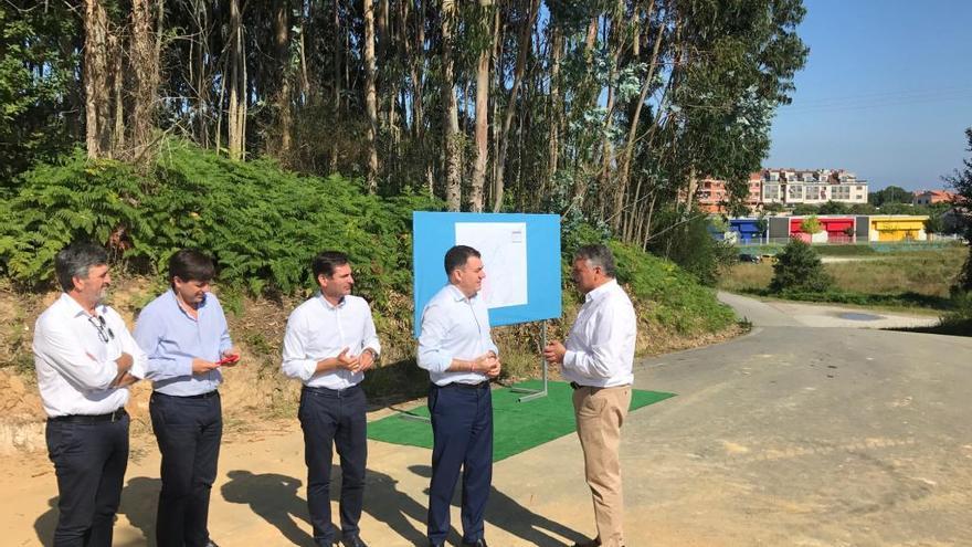 Telmo Martín, otros miembros del equipo de gobierno, y Román Suárez, en la zona.