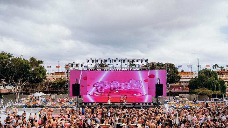 La Fiesta de la Espuma de Maspalomas Pride congrega a más de 600 asistentes en la Plaza del Yumbo