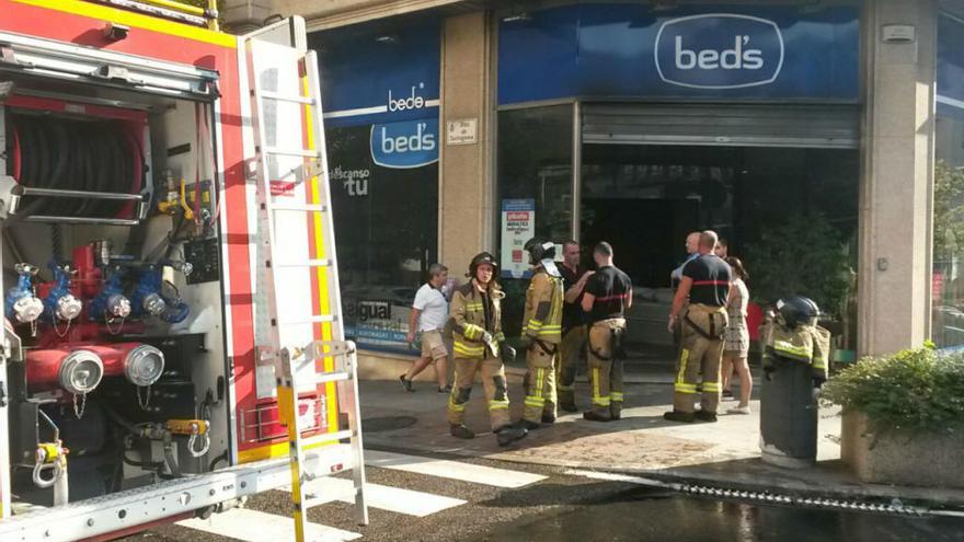 Incendio en una tienda en Vigo // JOSÉ LORES