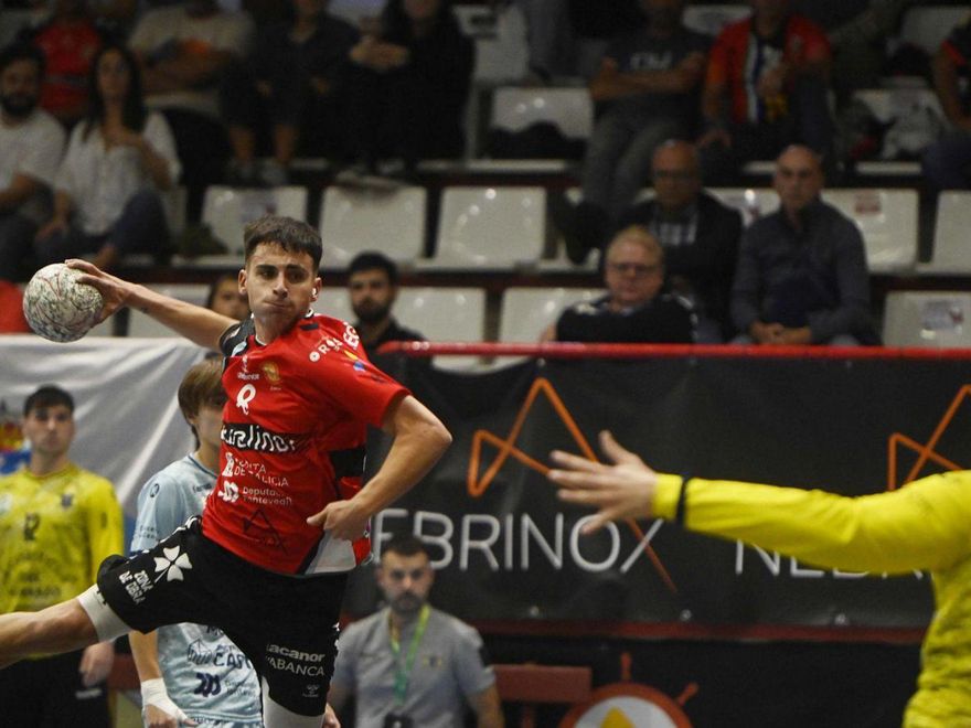 Diego Pérez y el pivote Mario Oterino, primeros fichajes del Bueu Atlético