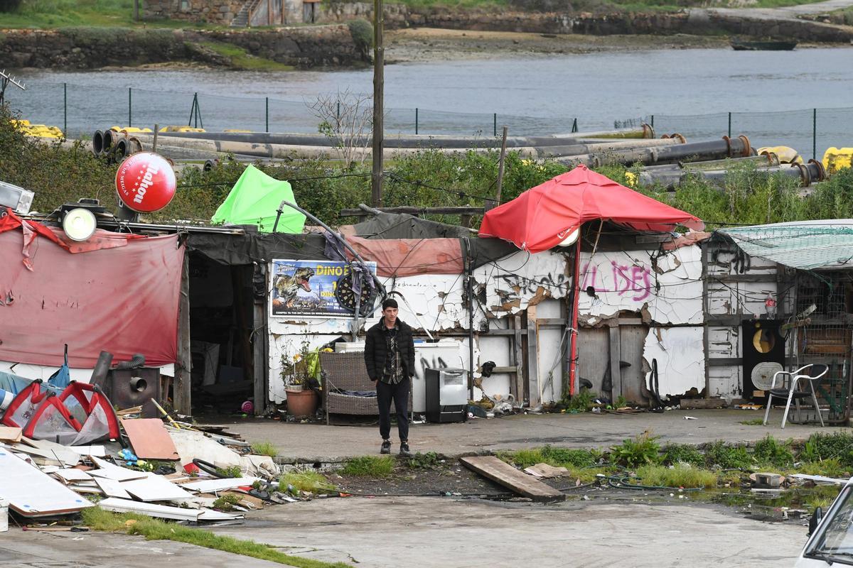 Adiós a la última chabola de A Pasaxe y a dos construcciones ocupadas de forma ilegal junto a la ría