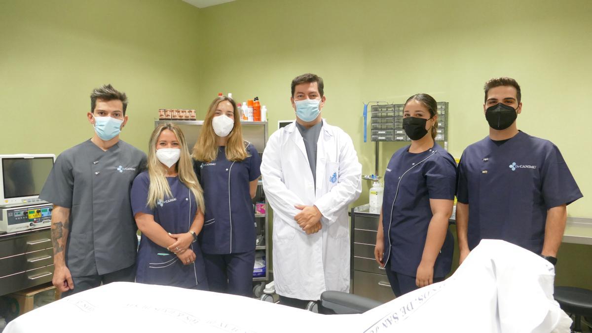 El doctor Alberto Candau junto a su equipo del Hospital San Juan de Dios.
