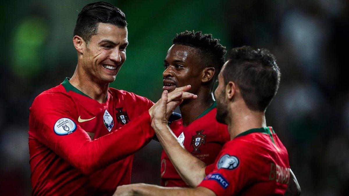 Cristiano Ronaldo felicita a Bernardo Silva tras conseguir el 1-0