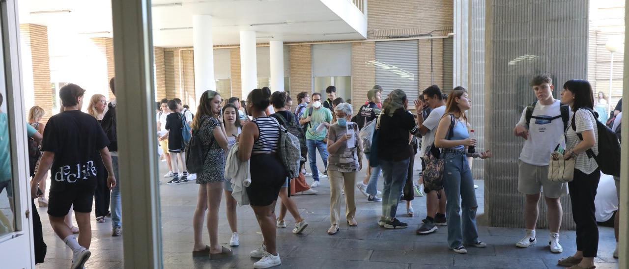 Varios estudiantes durante la celebración de la Evau, el pasado mes de junio.