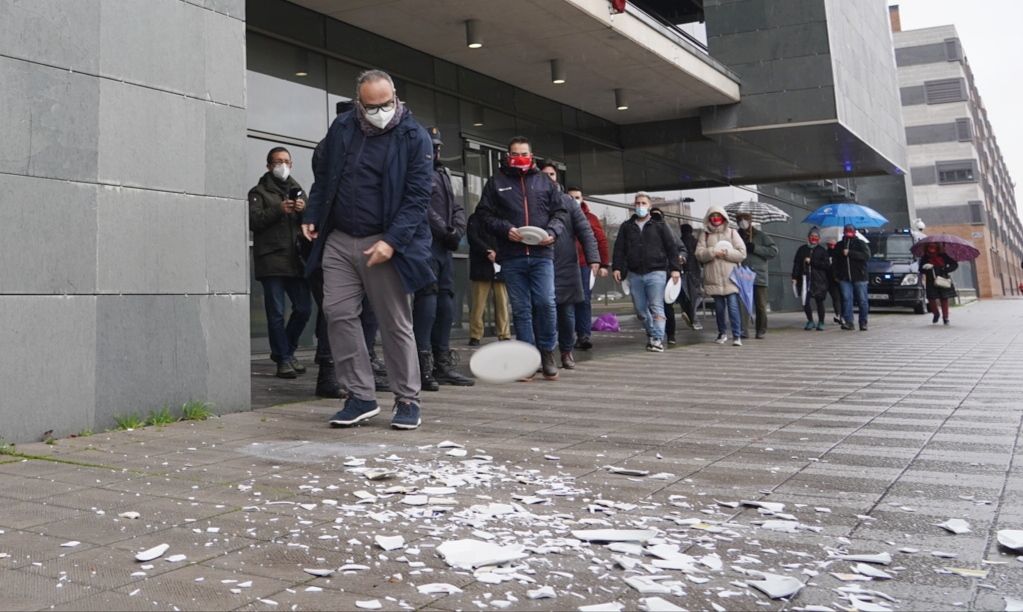 El sector hostelero de Castilla y León rompe platos en protesta por su situación frente al COVID