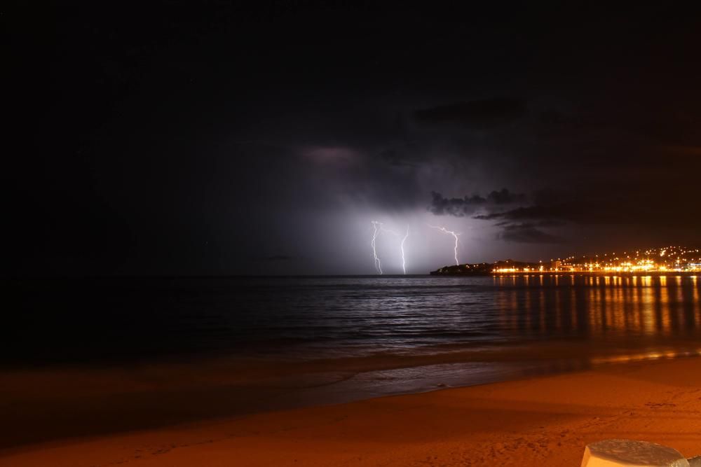 Las imágenes de los rayos que cayeron ayer en la costa de Gijón.