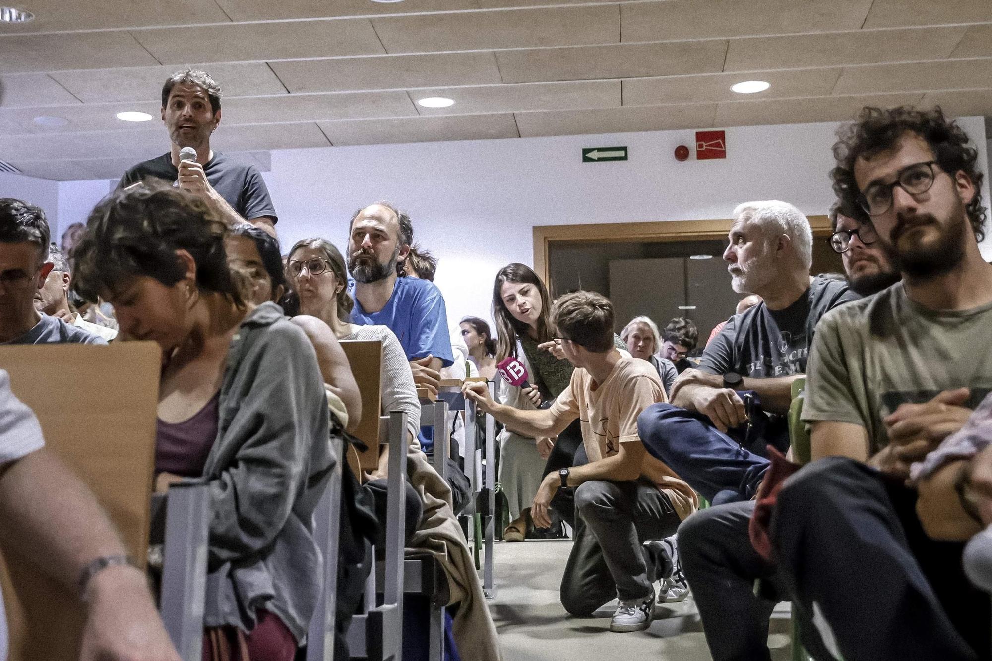 FOTOS | Así ha sido la asamblea ciudadana contra la masificación turística en el IES Sineu