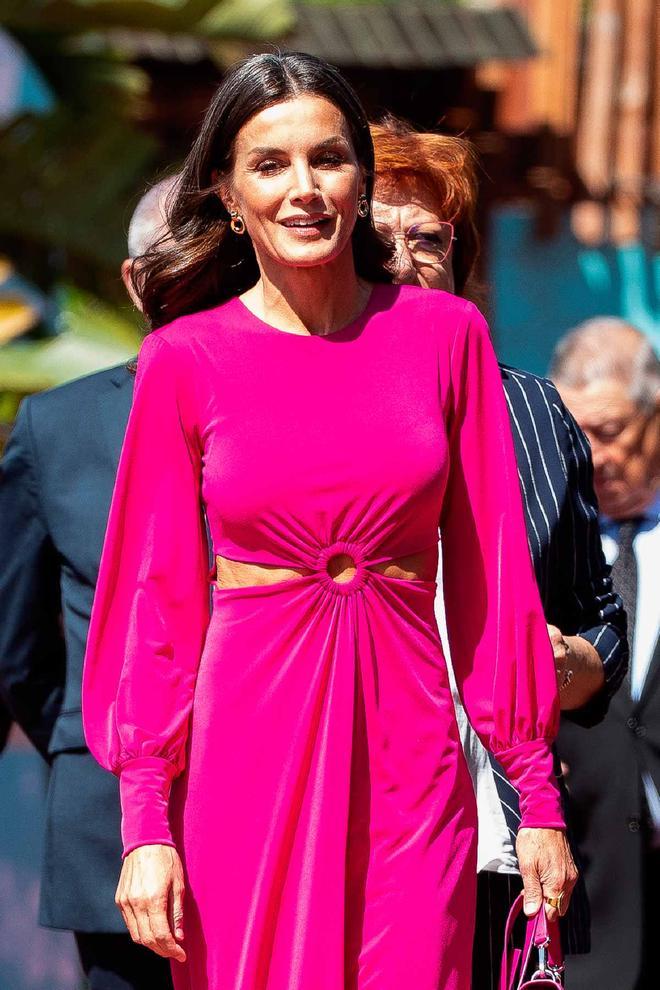 El vestido 'cut out' de la reina Letizia que deja sus abdominales a la vista