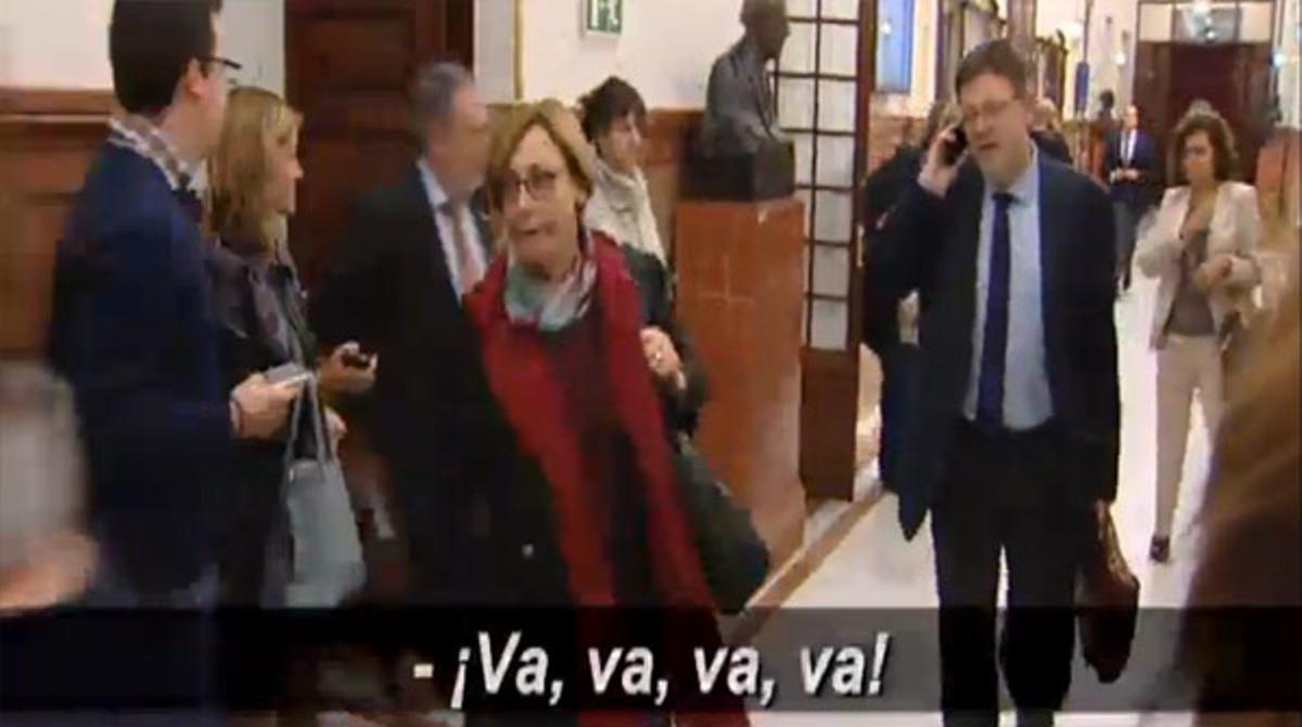 Els diputats surten corrents de l’edifici del Congrés per iniciar el pont de Tots Sants. ATLAS