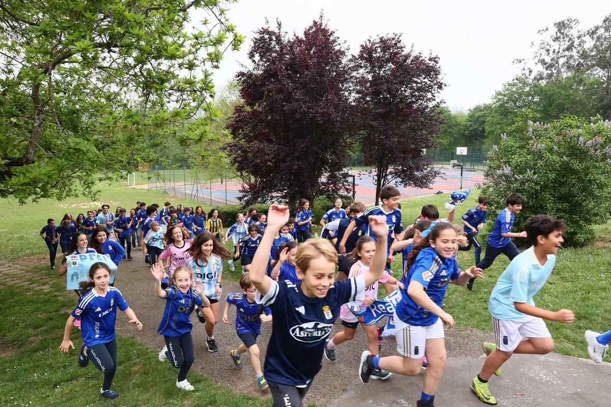 EN IMÁGENES: Los alumnos del colegio École se visten de azul para apoyar al Real Oviedo