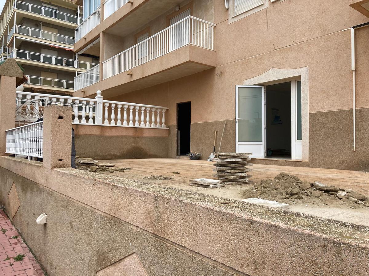Inicio de las obras para adecuar el bajo propiedad municipal en Rocío del Mar