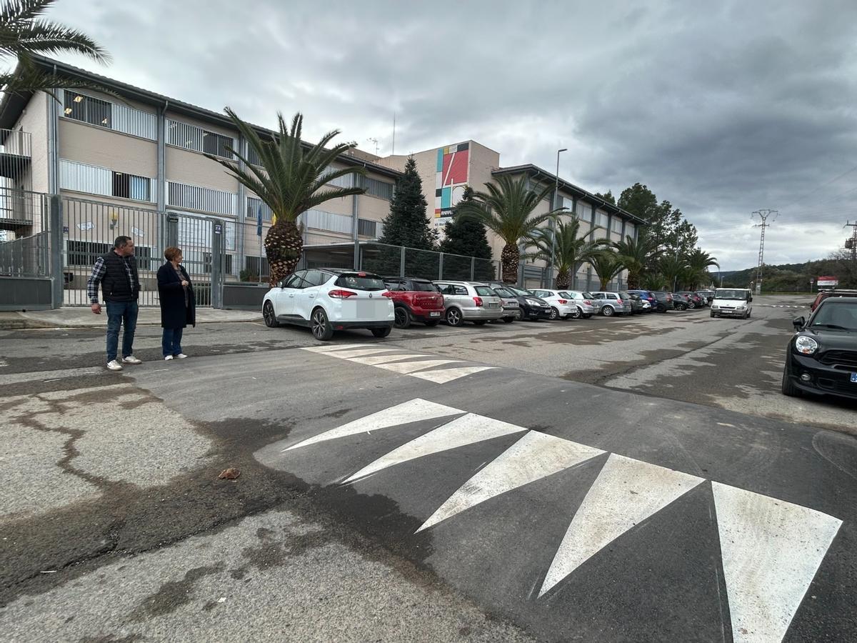 La alcaldesa comprobó los lomos de asno instalados en la avenida Constitución de Segorbe.