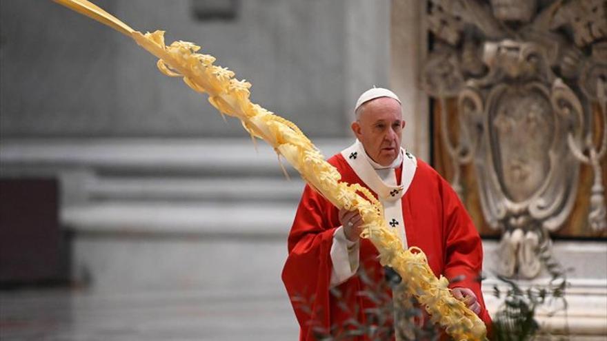 El papa honra a los «santos» que luchan contra el covid-19