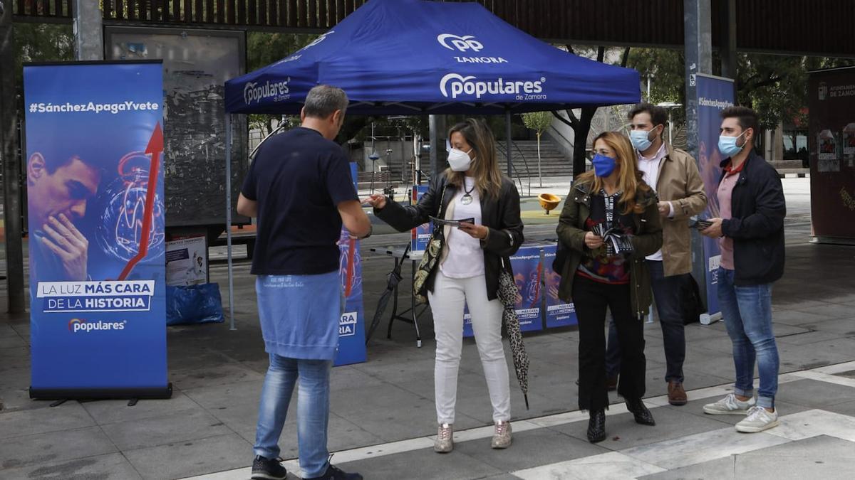 Dirigentes populares, en la campaña contra la subida del precio de la luz y por la dimisión de Pedro Sánchez