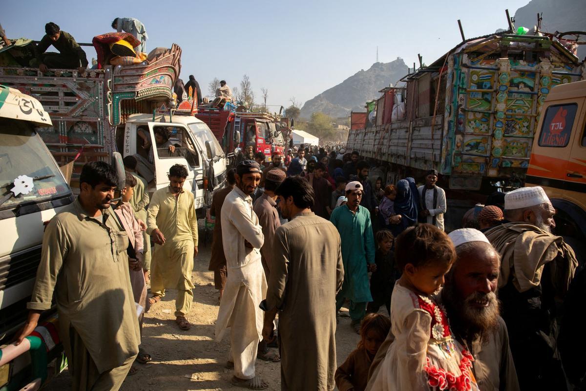 Colapso en la frontera de Pakistán al cumplirse el plazo para la expulsión de refugiados afganos indocumentados