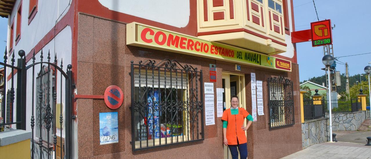 Raquel Soledad Martínez Suárez en exterior de su tienda en el pueblo de Riberas (Pravia)