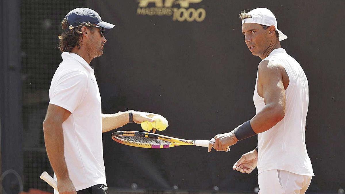 Nadal junto a su entrenador Carlos Moyá en el entrenamiento de ayer en Roma.