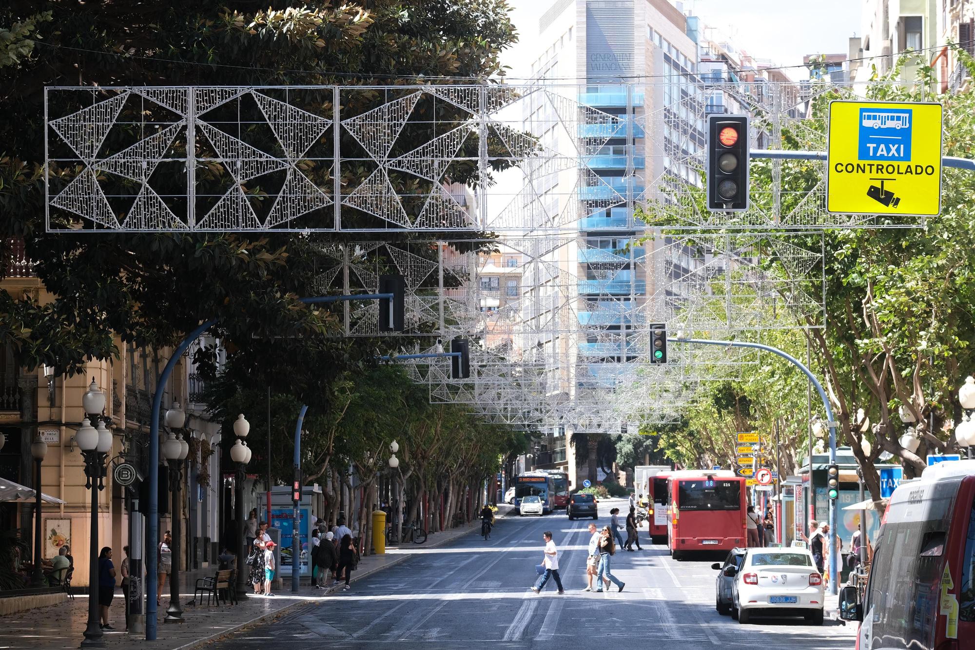 Instalan los arcos de Hogueras en el centro de Alicante