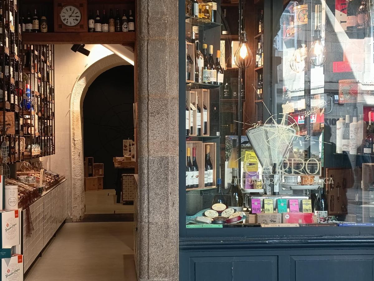 El escaparate del ultramarinos Carro, en la plaza do Toural de Santiago de Compostela.