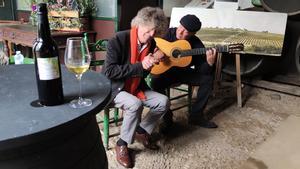 El cantaor José de los Camarones y el guitarrista Domingo Rubichi, en una bodega de Jerez.