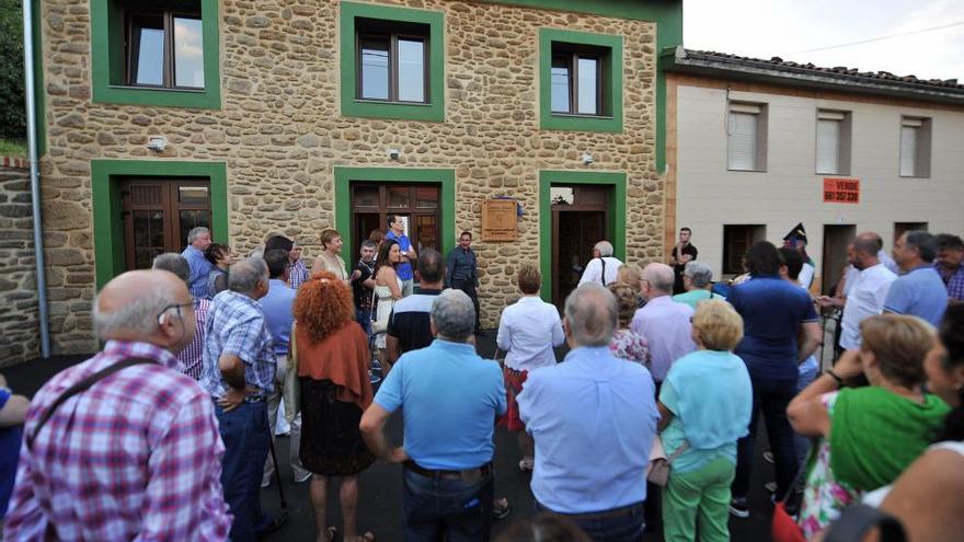 El acto de inauguración del nuevo centro social de El Carbayu, el pasado sábado. | Silveira