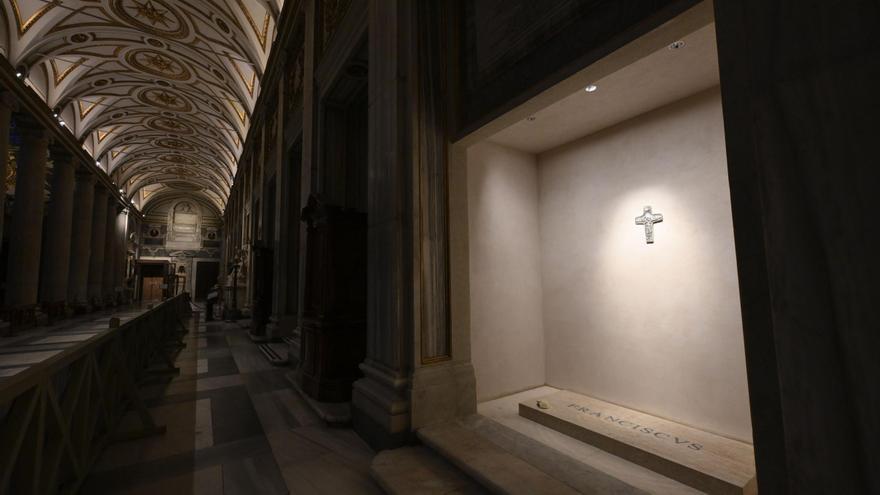 La basílica de Santa María la Mayor se llena de visitantes que acuden a ver la tumba del papa Francisco