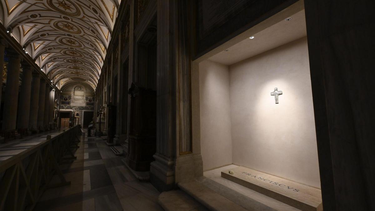 La basílica de Santa María la Mayor se llena de visitantes que acuden a ver la tumba del papa Francisco