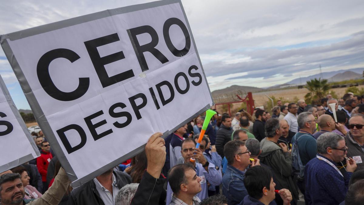 Trabajadores de Sabic en Cartagena en una de las manifestaciones que realizaron en 2023 contra el ERE en la planta.