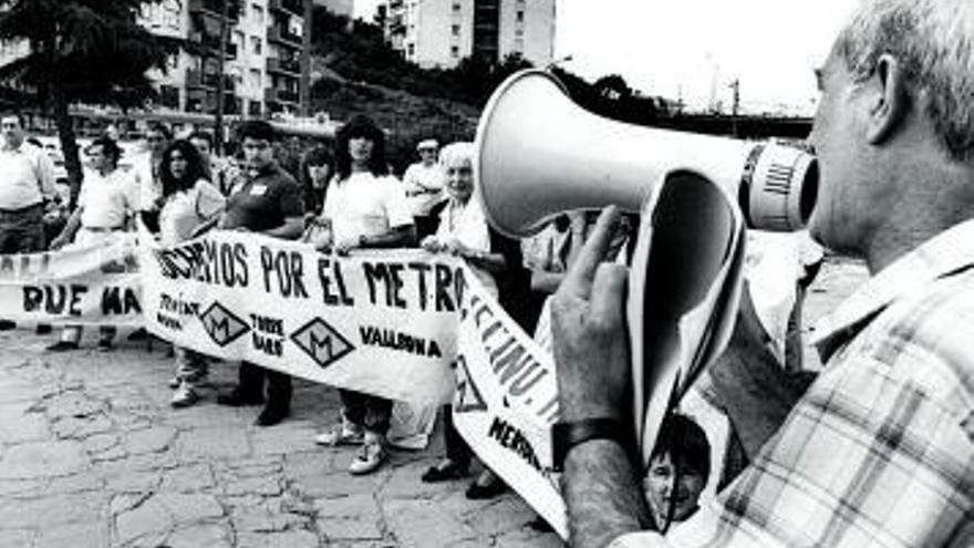 Protesta reclamando el metro en Ciutat Meridiana, en 1990.  