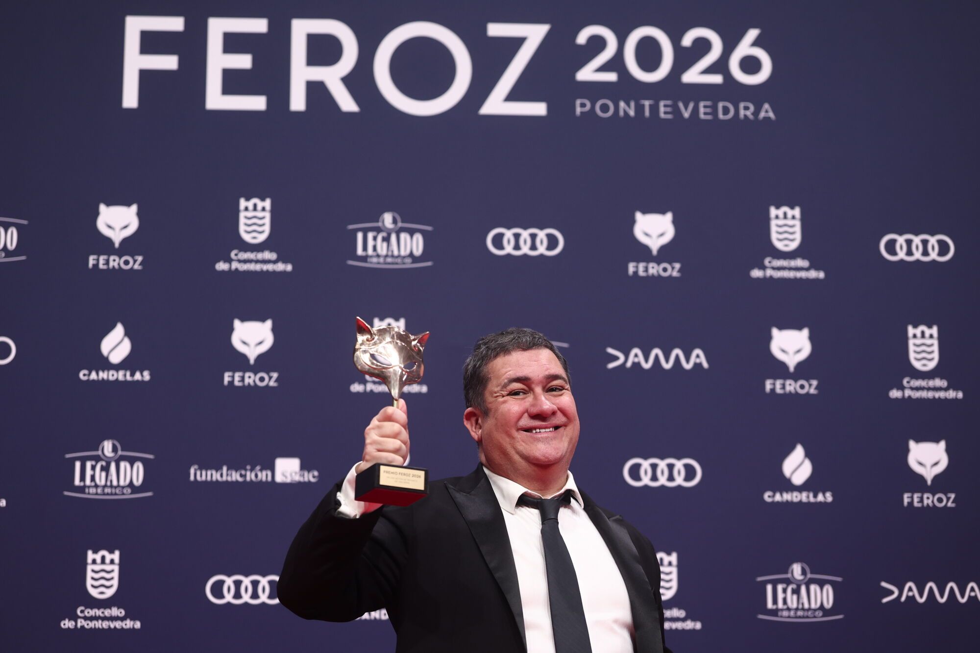 El actor Secun de la Rosa posa con el premio a Mejor Actor de Reparto en una Serie por ‘Superestar’ en la alfombra roja de los premiados en los Premios Feroz 2026, en el Pazo da Cultura, a 24 de enero de 2026, en Pontevedra, Galicia (España). Los Premios Feroz son entregados de manera anual por la Asociación de Informadores Cinematográficos de España desde 2014, con el objetivo de destacar lo mejor de la producción audiovisual del año, tanto en cine como en televisión. 24 ENERO 2026 Eduardo Parra / Europa Press 24/01/2026. Secun de la Rosa;Eduardo Parra;