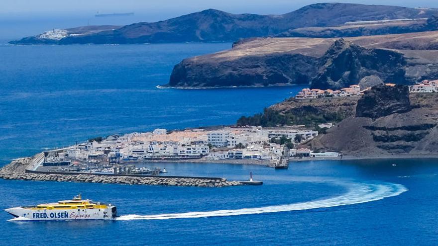 Ferri de Fred Olsen en el Puerto de Agaete.