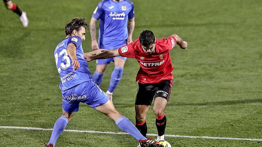 Abdón intenta regatear a un defensor del Fuenlabrada. 