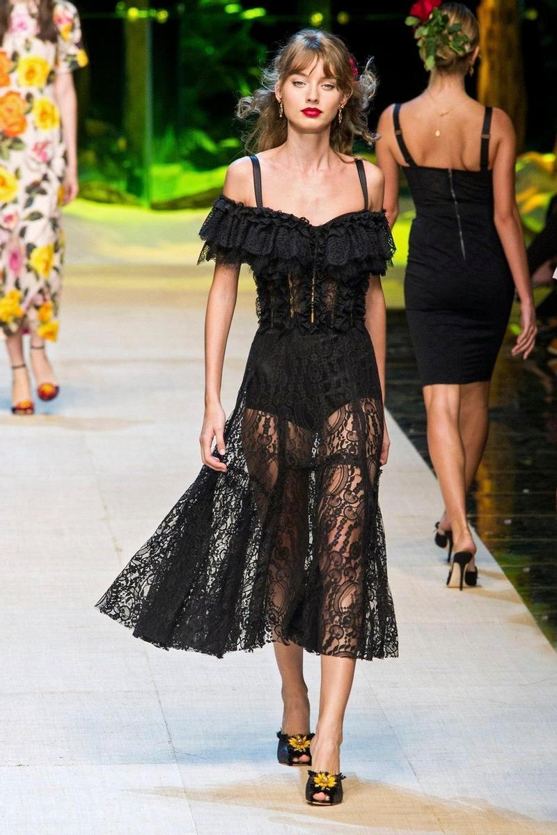 El off shoulder de encaje de Dolce &amp; Gabbana