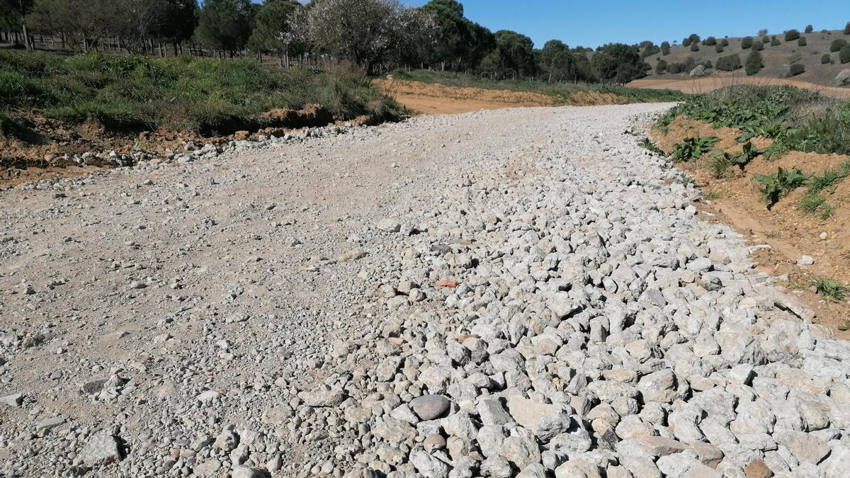 Cascotes de hormigón esparcidos en un camino rural del municipio de Toro