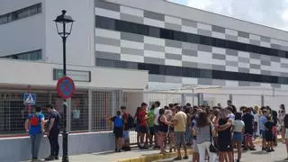 Los alumnos de un instituto de Guillena se niegan a entrar a clase por las altas temperaturas