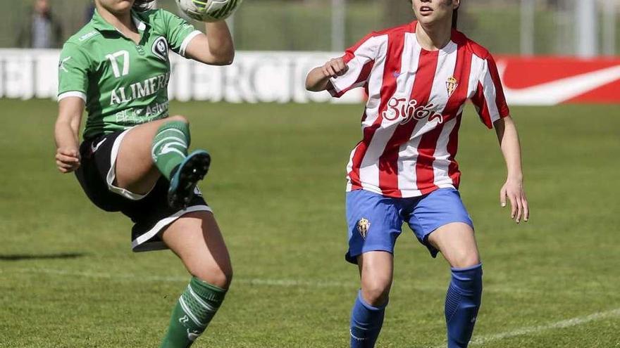 Laurina trata de controlar el balón ante una rival del Sporting.