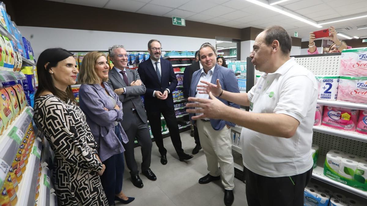 Visita al supermercado ubicado en Cañero.