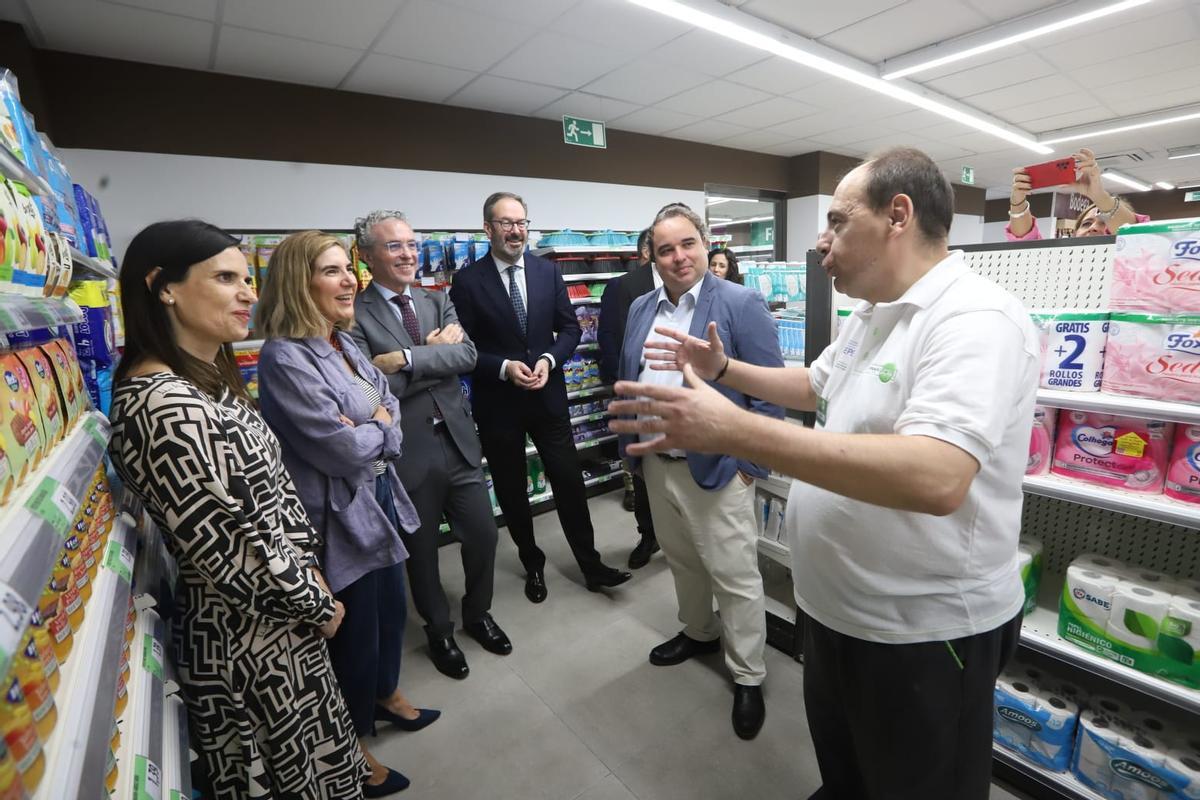 Visita al supermercado ubicado en Cañero.