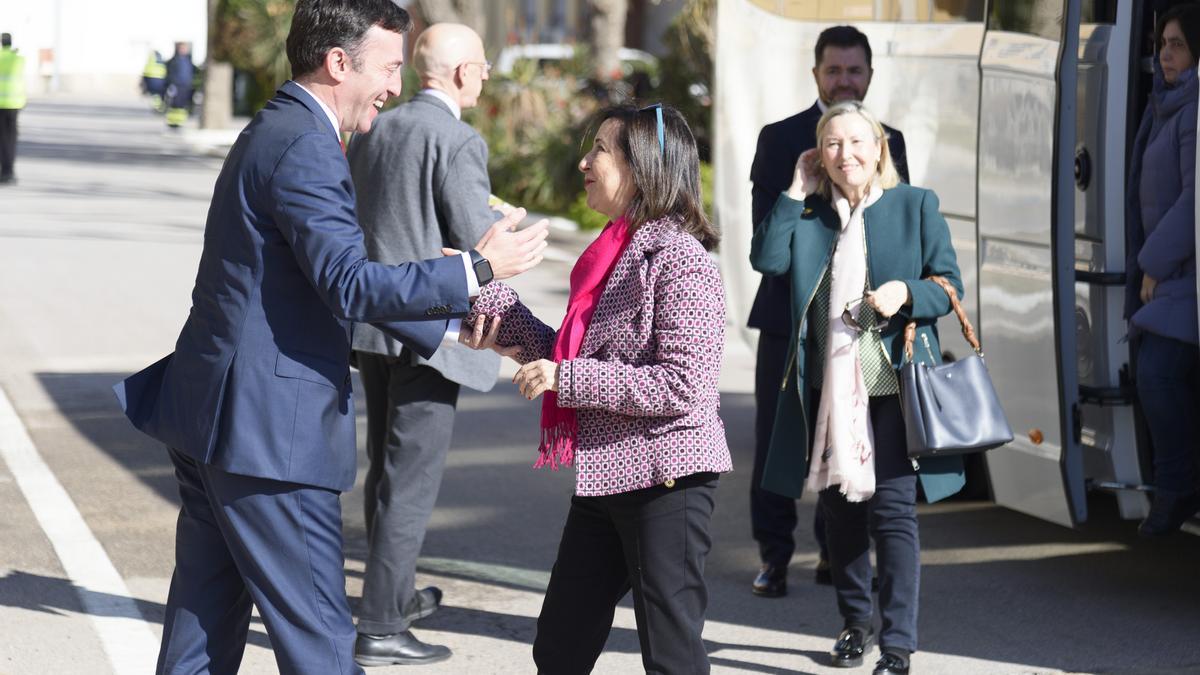 Margarita Robles es recibida por el presidente de Navantia a su llegada a Cartagena.