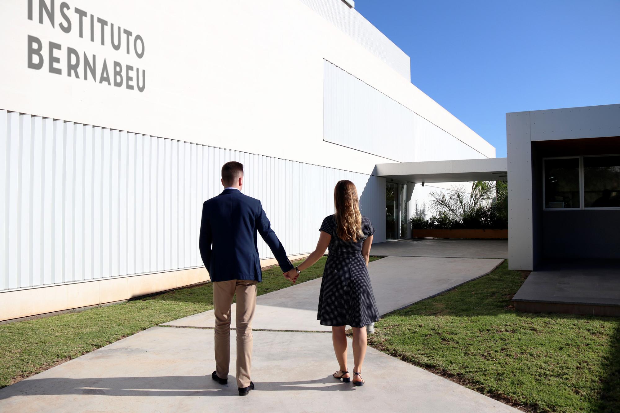 Pareja entrando a Instituto Bernabeu.