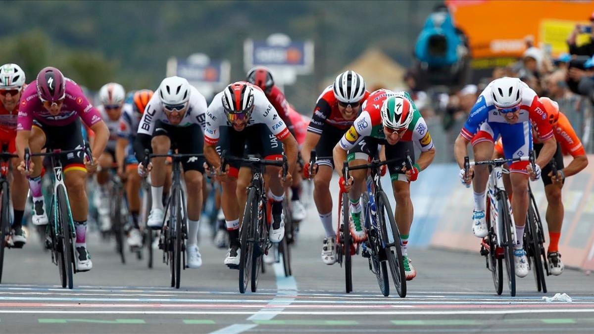 segea48136848 team deceuninck rider italy s elia viviani  2nd r  during fi190513195434