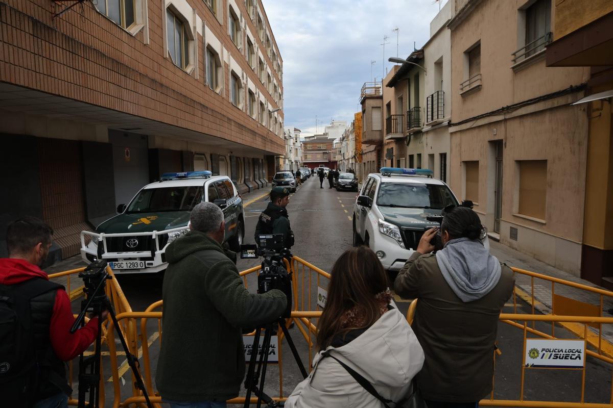 Gritos y mucha tensión al pasar el vehículo con el detenido por delante de la casa del niño asesinado en Sueca