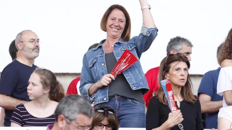 Marta Madrenas, saludant des de la seva ubicació d&#039;abonada a la tribuna baixa de l&#039;estadi de Montilivi · Aniol Resclosa