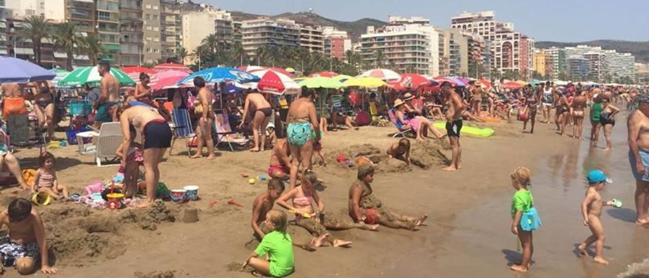 La playa de San Antonio de Cullera, repleta de bañistas, en una imagen de ayer.