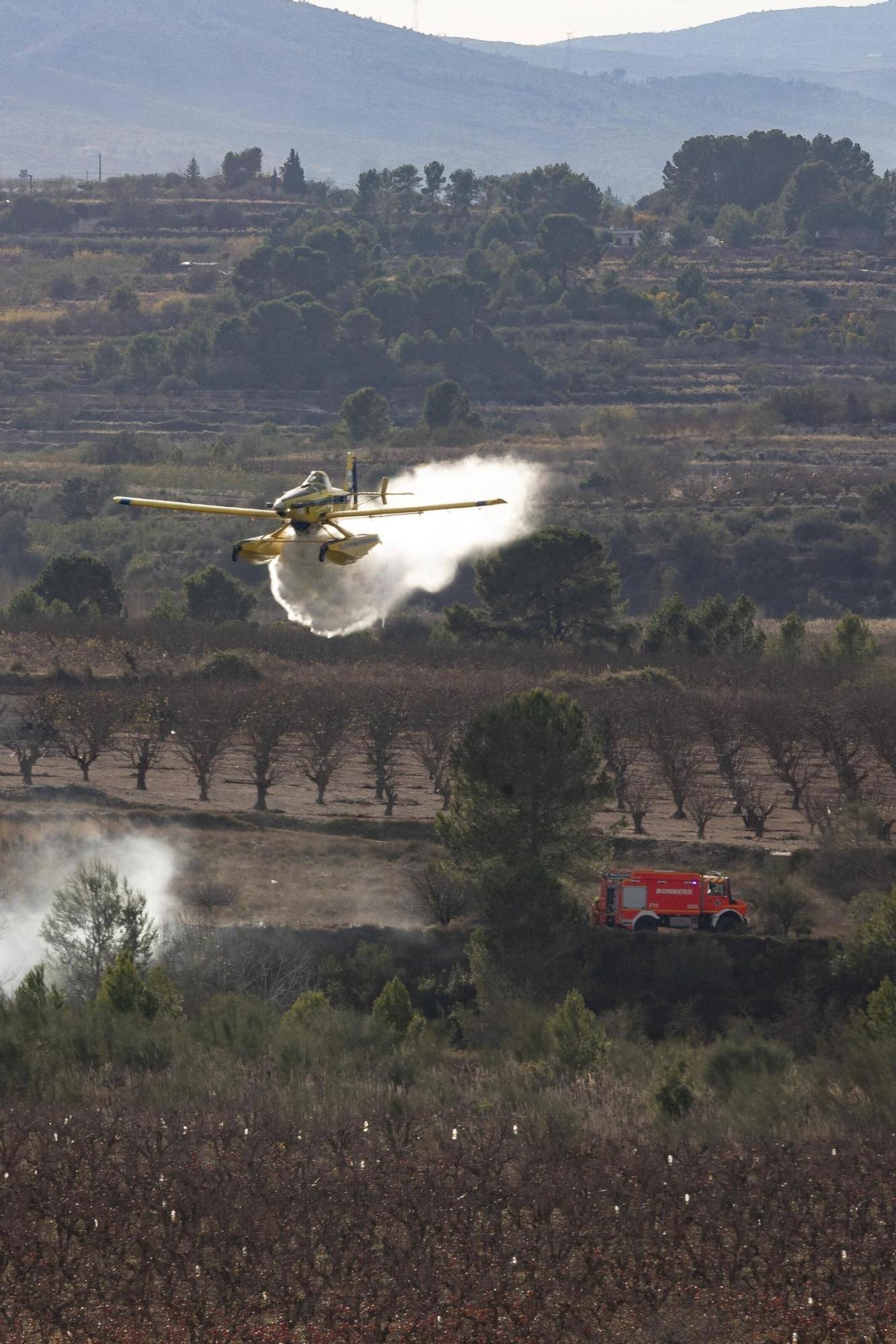 Movilizan varios medios aéreas para extinguir un incendio cercano a una pirotecnica en Bèlgida